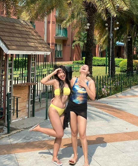 nininplays hot model image