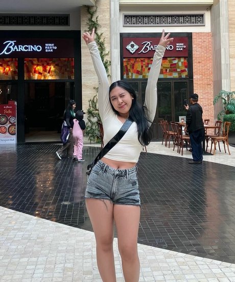 nininplays pornstar pretty picture