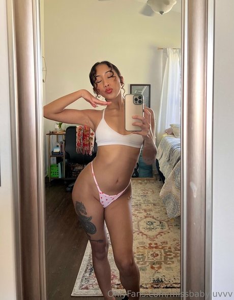 uluvzella model erotic photos