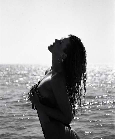 Mckenzie Hewson model hd picture