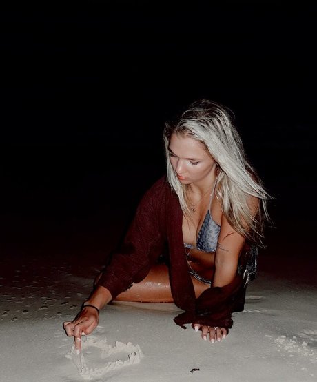 Julia Hart model nudes photos