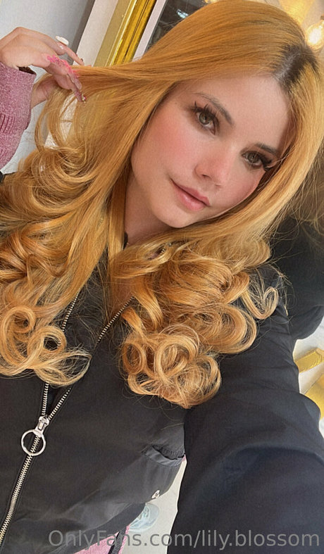 lily blossom model high quality pic