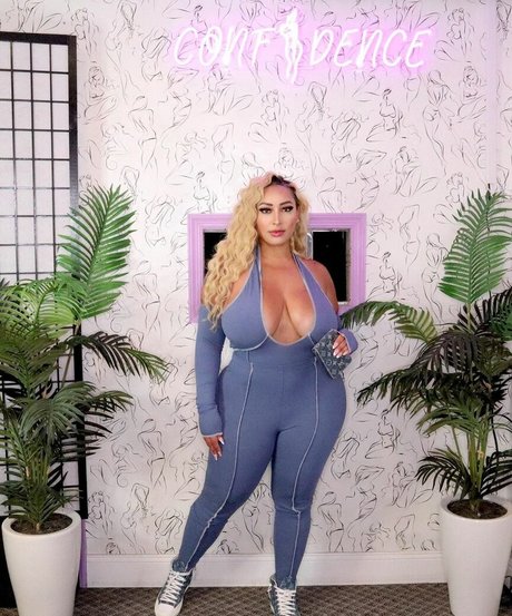 tylea adore Profile pic