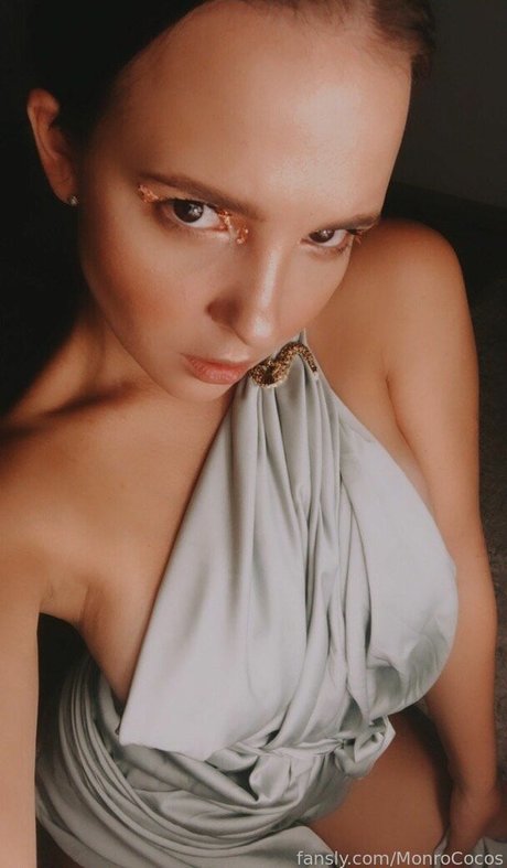 MonroCocos sexy model image