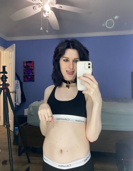 AnnieDro model naked pictures