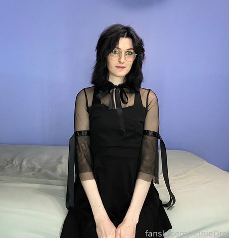 AnnieDro nude pornstar img