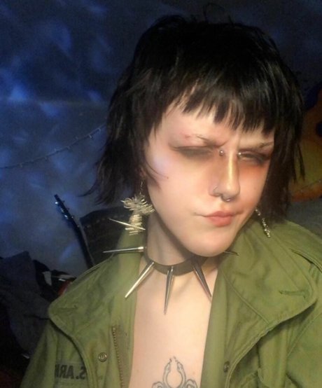 vapew0rm exclusive model photo