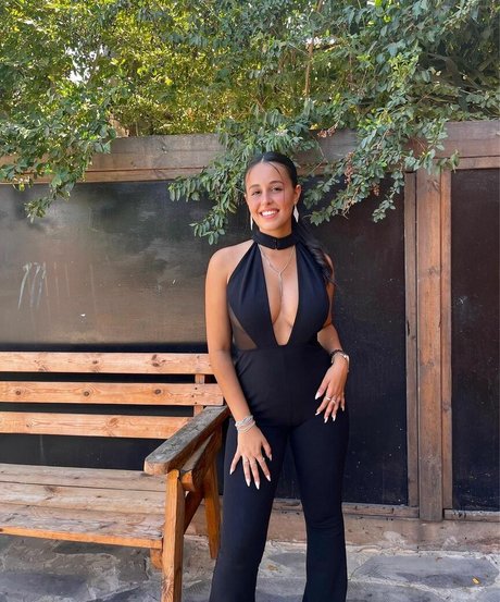 May Cohen model hot pic