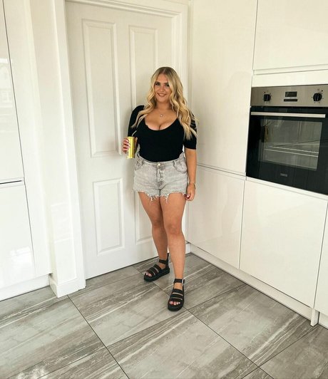 Demi 34JJ pretty model pic