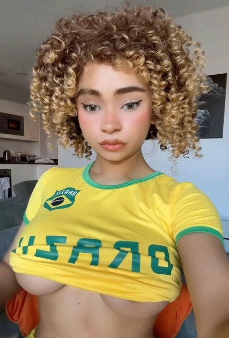 KiaraPeachy star high quality image