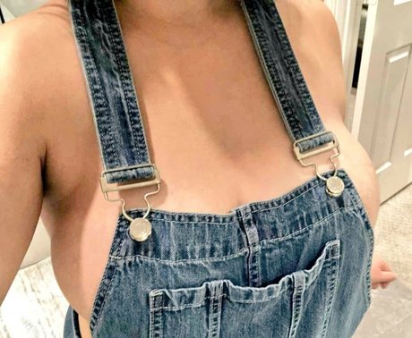 Salacious Peachy nude model pic