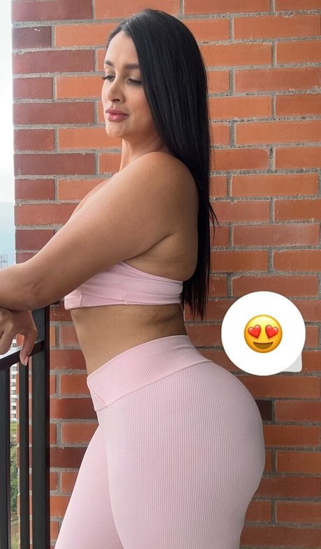 Andreaguti nude model pictures