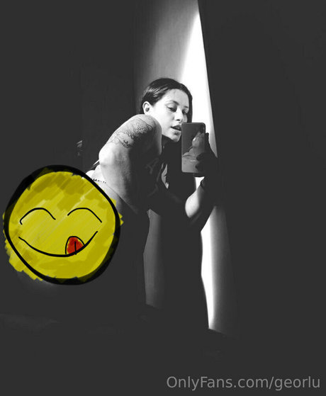 georlu star naked picture