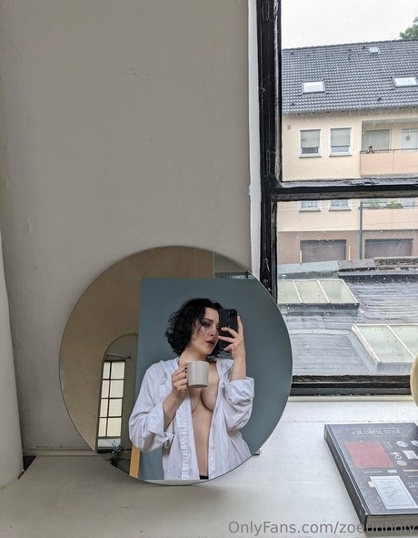 zoeunholy nudes model images