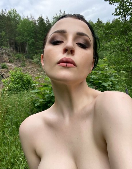 zoeunholy art model img