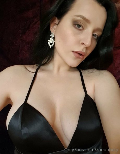 zoeunholy beautiful model picture