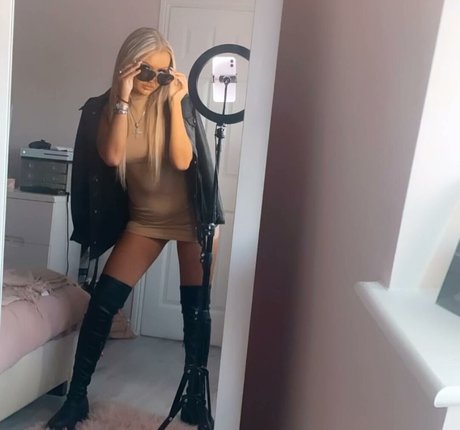 Lily Mcalpine naked star img