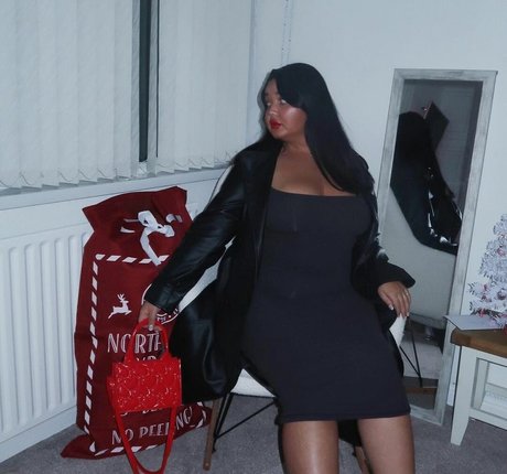 caravernon model nude photo