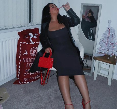 caravernon model naked pics