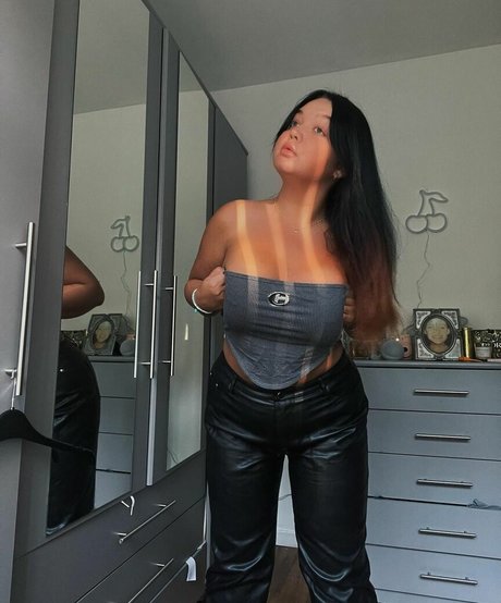 caravernon model exclusive picture