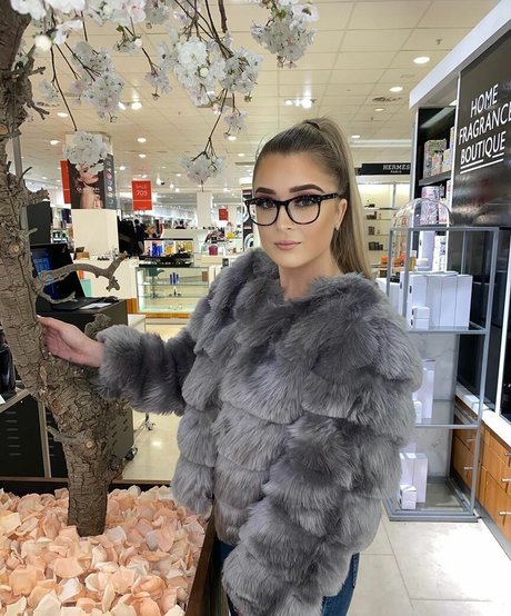 Alex Estelle star naked pics