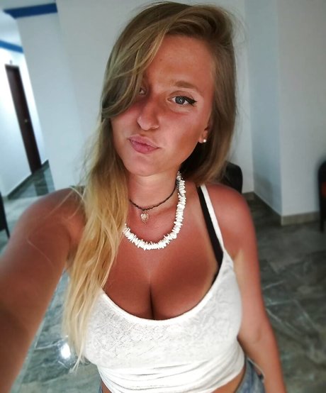 Luan Raviv pornstar erotic pic