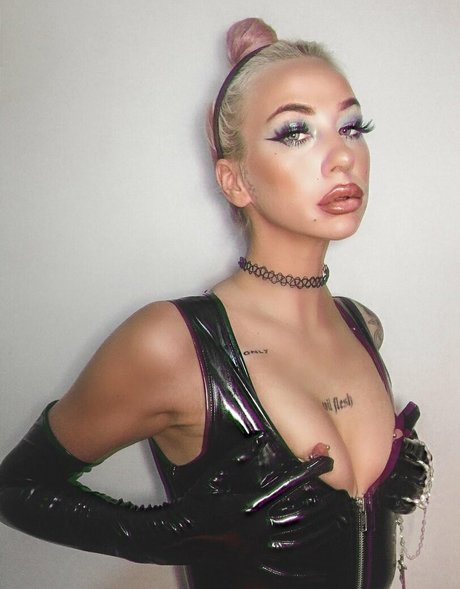 The Omen nudes actress img