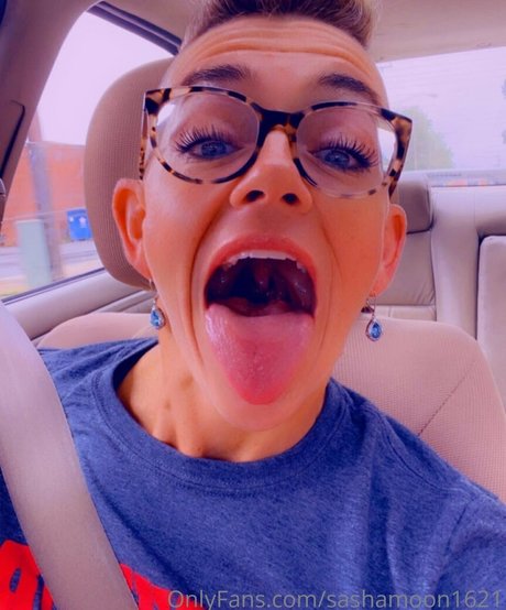 sashamoon1621 sexy model picture