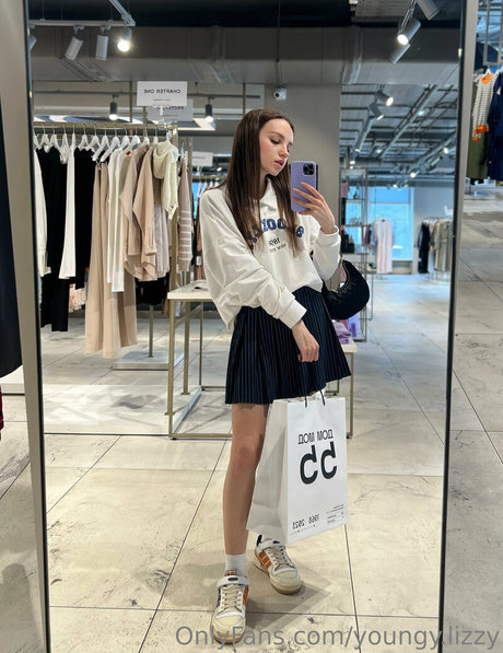 youngy lizzy sexy model gallery