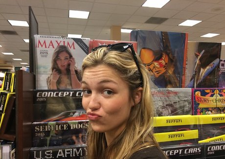 Lili Simmons pornographic model image