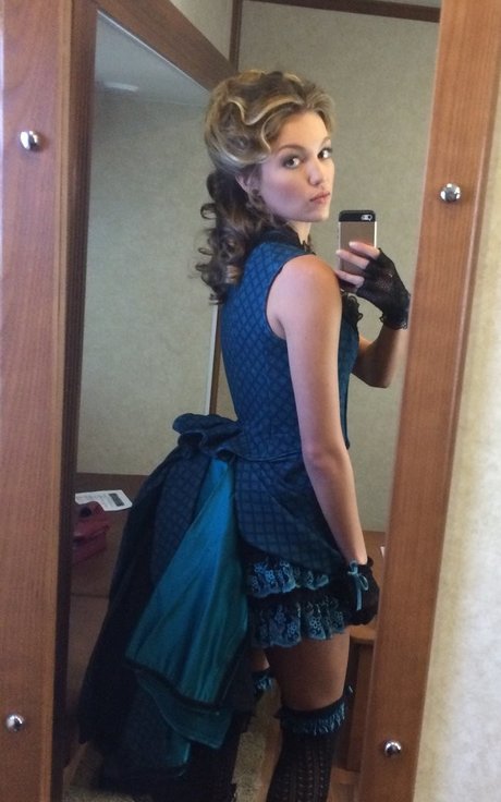 Lili Simmons model erotic pics