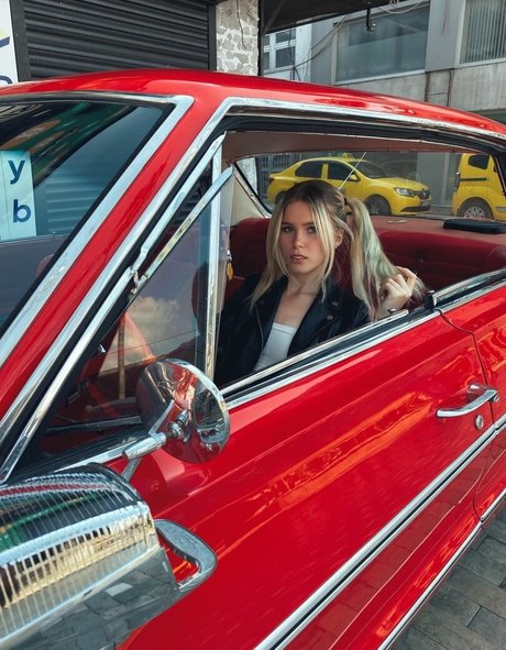 Vikneska nudes model pictures