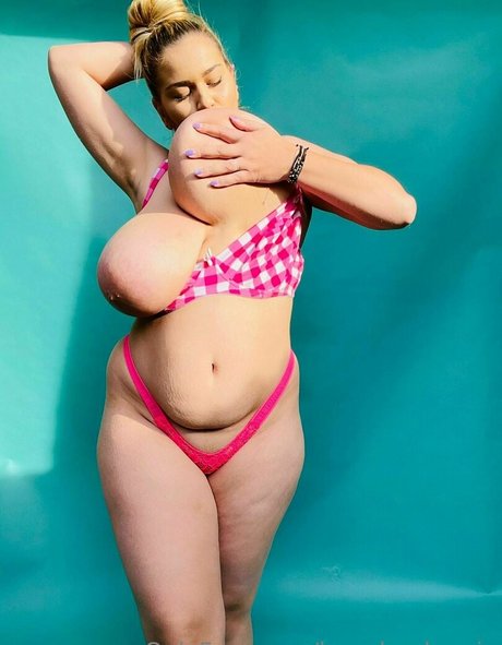 hugeboobserin nudes model photo