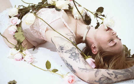 Sarahvandella star nude archive