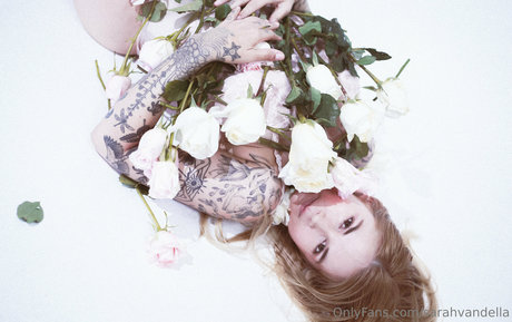 Sarahvandella nude model picture