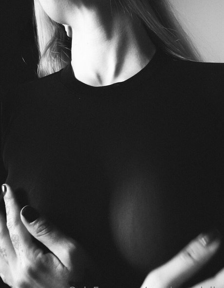 Sarahvandella nude actress pics