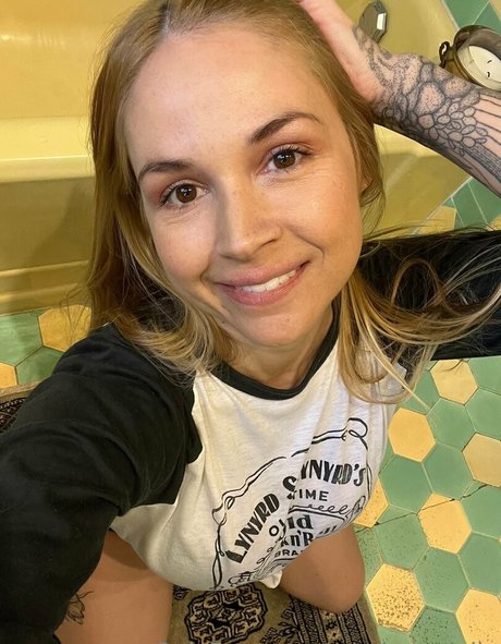 Sarahvandella pornstar hot photos