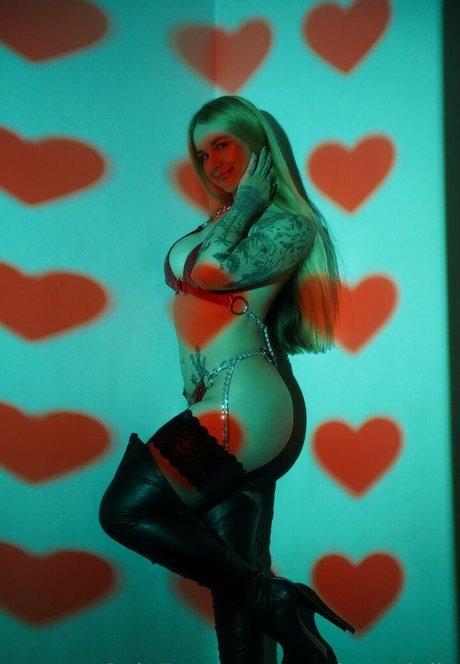 Sarahvandella model porn photos