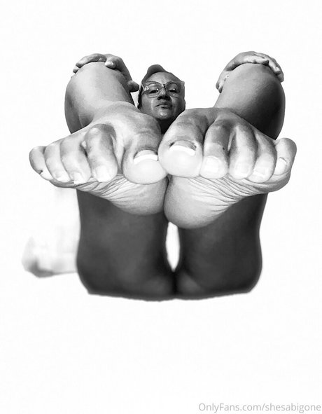 shesabigone model top pic