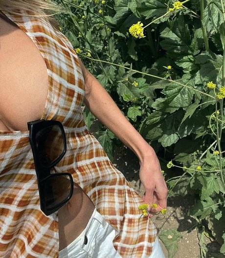 Charlotte McKinney pornstar hd gallery