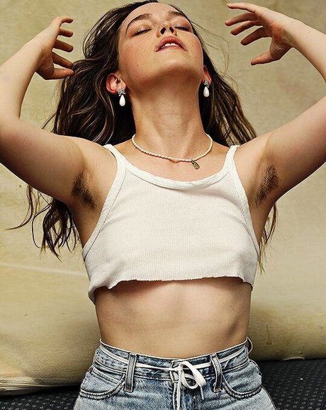 Victoria Pedretti star erotic photos