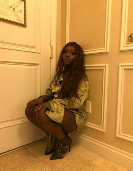 sissy serayah model beautiful photo