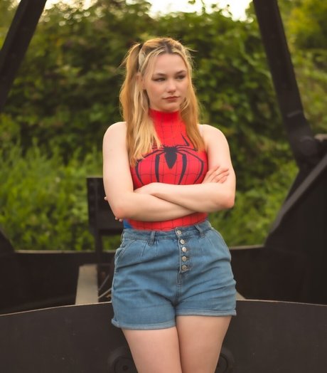 Nomi Teee model top images