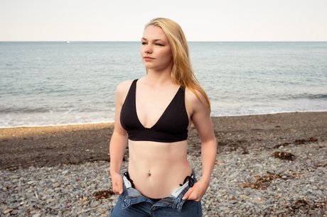 Nomi Teee star exclusive photo