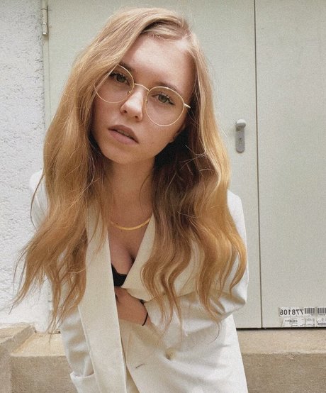 Anna Kauer pornographic model archive