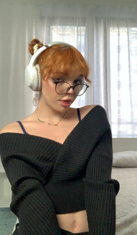 angele mhr model nude photo