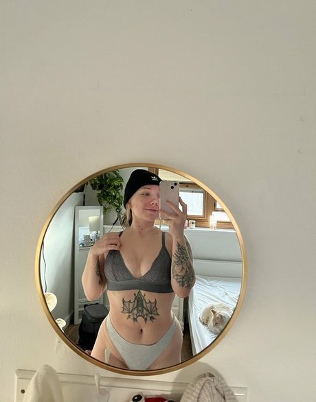 Glizzy McGuire hd pornstar img