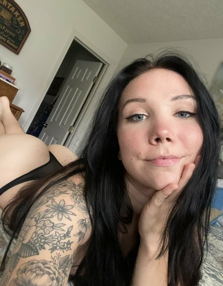 Glizzy McGuire erotic actress img