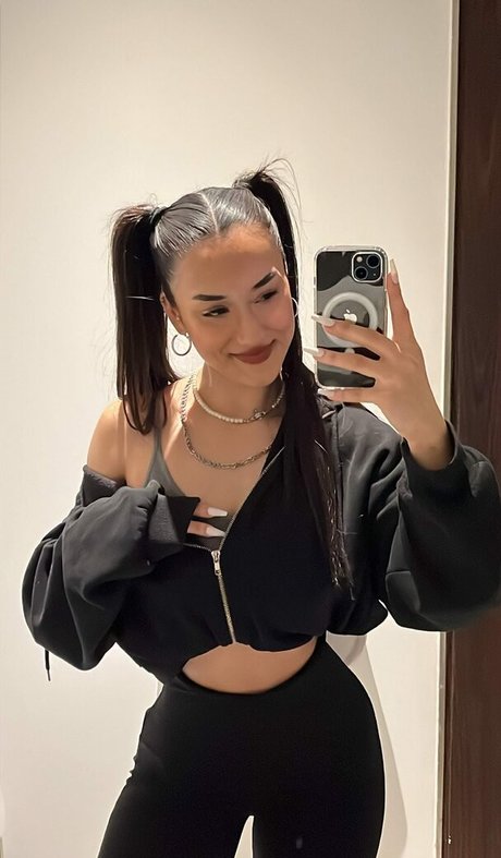 Hale Cabbar model adult pic