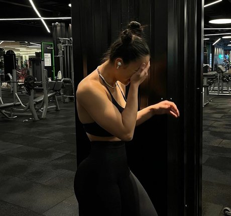 Hale Cabbar art model gallery